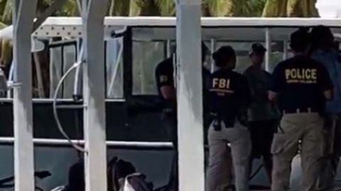 Oficiales del FBI en la entrada de la mansión de Epstein.