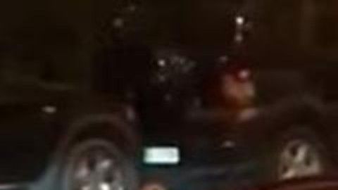 Un Ferrari recorre Ibiza con una mujer desnuda en el capó.