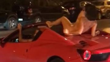 Un Ferrari recorre Ibiza con una mujer desnuda en el capó.