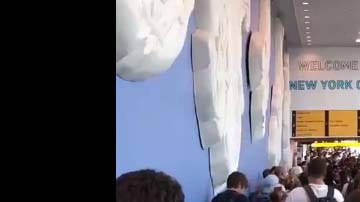 La fila lucía interminable en el JFK.