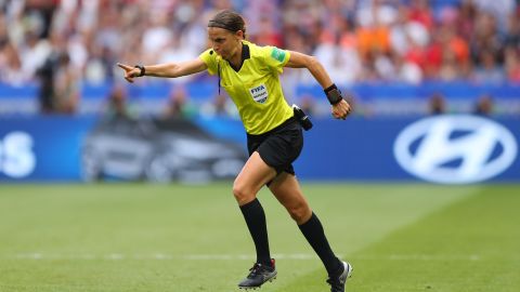 La francesa Stéphanie Frappart está abriendo brecha en el arbitraje femenino.