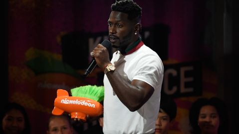Antonio Brown perdió demanda contra la NFL y no podrá usar su casco “antiguo”.