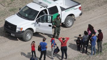 Inmigrantes se entregan a la Patrulla Fronteriza en la frontera sur.