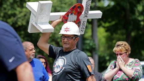 El carpitero Greg Zanis con una cruz para una de las víctimas del tiroteo en Virginia Beach.