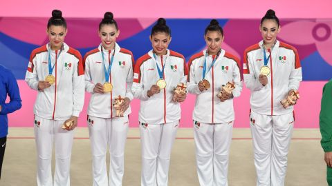 El equipo ganador de gimnasia rítmica.