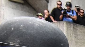 La policía de Portland rocía gas pimienta durante el choque de grupos extremistas.