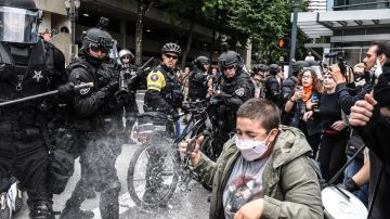 La policía de Portland rocía gas pimienta durante el choque de grupos extremistas.