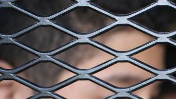 Defensores de migrantes alertan de que medida echa abajo el Acuerdo Flores de 1997.