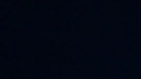 Un empresario de cannabis  tiene un contenedor de marihuana medicinal en un dispensario que él administra en Los Angeles, California.