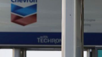 Para revisar dónde sale más económico poner gasolina, según el código de área donde vives puedes visitar: www.gasbuddy.com/