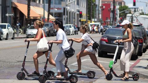 Turistas y residentes hacen uso de los monopatines eléctricos en Santa Mónica, California.