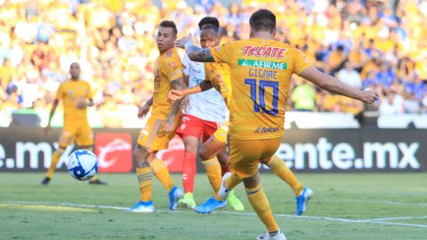 Gignac se destapó con tres goles históricos ante los Rayos del Necaxa.