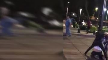 Había muchas personas viendo la agresión y nadie quiso meterse a detenerla.