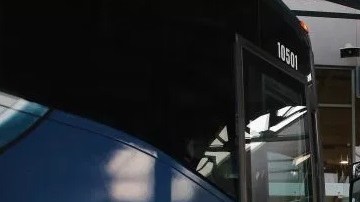 Activistas acusan a ICE de operativos en Greyhound, pero son elementos de Patrulla Fronteriza quienes los realizan.