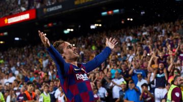 El delantero francés del FC Barcelona, Antoine Griezmann, celebra el segundo gol del equipo blaugrana durante el encuentro ante el Betis.