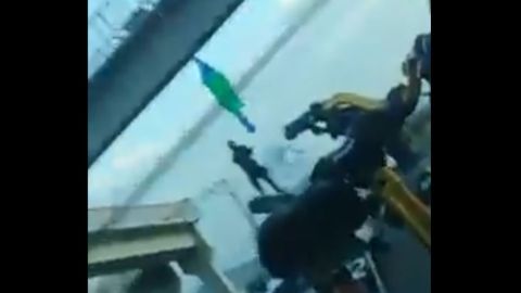 Grupo élite del CJNG se adjudican ejecución de 2 y los cuelgan en puente