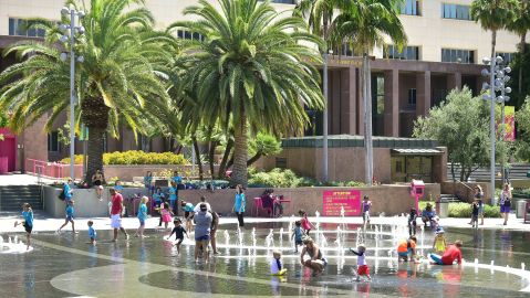 Niños y adultos se refrescan en el Grand Park, en Downtown Los Angeles.