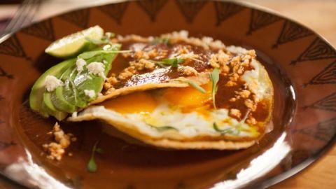 Los huevos son ricos en ácidos Omega 3 que protegen al organismo contra los radicales libres, ayudando a tener una piel, cabello y uñas radiantes.