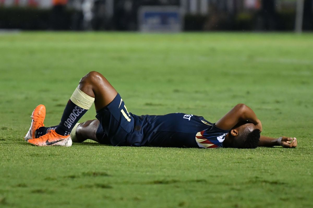 Soccer player in Qatar collapsed and had to be revived in full game [Video]