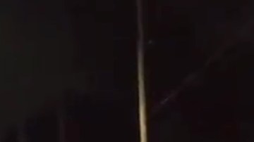 El oficial aventó el vehículo a manifestantes.