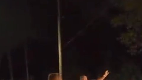 El oficial aventó el vehículo a manifestantes.