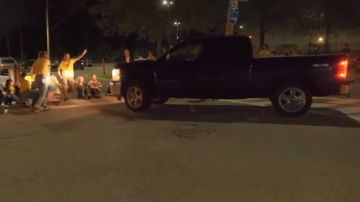 El oficial aventó el vehículo a manifestantes.
