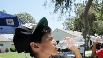 Es importante estar siempre bien hidratado y permanecer en la sombra especialmente durante las horas con las temperaturas más elevadas.