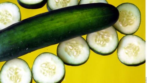 El consumo de pepino es ideal para prevenir y aliviar la deshidratación ya que contiene electrolitos, vitamina B, azúcar y agua.