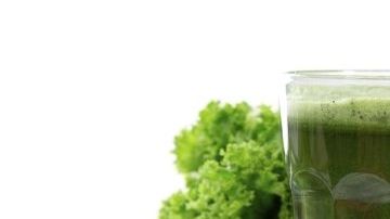 El alto contenido en fibra de este poderoso jugo verde, también lo vuelve un excelente remedio para tratar el estreñimiento.