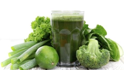 El alto contenido en fibra de este poderoso jugo verde, también lo vuelve un excelente remedio para tratar el estreñimiento.