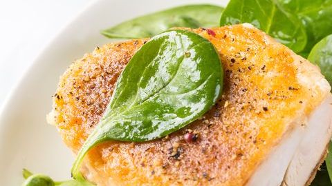 El pollo es una proteína rica en vitaminas y minerales, destaca su aporte en vitamina B6, fósforo y selenio. La vitamina B6 ayuda a que el organismo tenga más energía y hace que el cuerpo queme calorías.