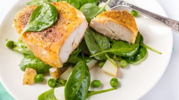 El pollo es una proteína rica en vitaminas y minerales, destaca su aporte en vitamina B6, fósforo y selenio. La vitamina B6 ayuda a que el organismo tenga más energía y hace que el cuerpo queme calorías.