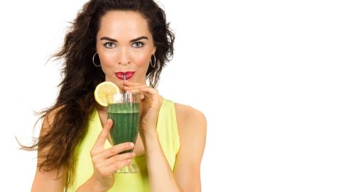 Es importante evitar el consumo de alimentos y bebidas que desencadenen síntomas, destacando el consumo de café, tabaco, alcohol y alimentos que produzcan gases.