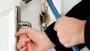 Asegúrate de que las cerraduras de tu casa sean de alta seguridad, para evitar que un ladrón las pueda romper fácilmente.