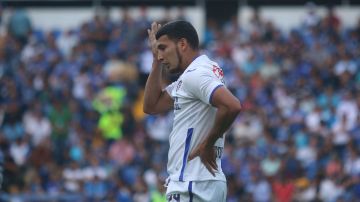 El defensa tuvo participación en los tres goles de Querétaro, fue burlado y bailado por los atacantes queretanos