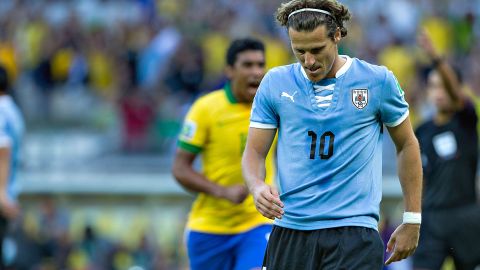 Diego Forlán anunció su retiro como jugador de futbol.