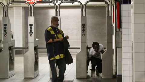 MTA lanza campaña para disuadir a quienes no pagan el pasaje