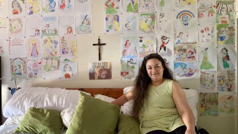 Flor García fue liberada del Centro de Detención Adelanto tras 17 meses de arresto. Sus hijas la recibieron adornando su recámara con los dibujos y cartas que ella les mandó desde el centro de detención.. (Araceli Martínez/La Opinión).