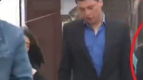 La cámara captó a los infieles tomados de la mano.