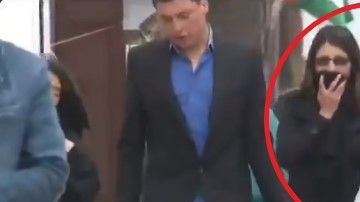 La cámara captó a los infieles tomados de la mano.