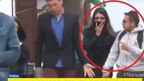 La cámara captó a los infieles tomados de la mano.