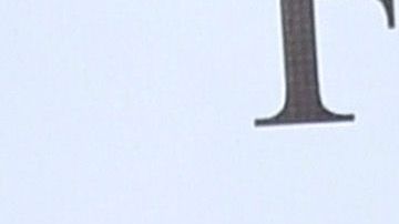 Jennifer López aparece vestida con un traje de novia.