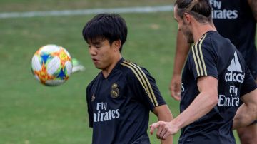 Takefusa Kubo del Real Madrid participa en un entrenamiento con el Primer Equipo.