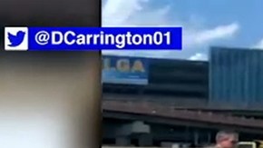 Pasajeros a pie con sus maletas