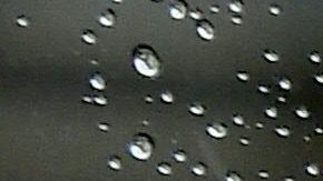 El agua de lluvia cae con partículas microscópicas de plástico.