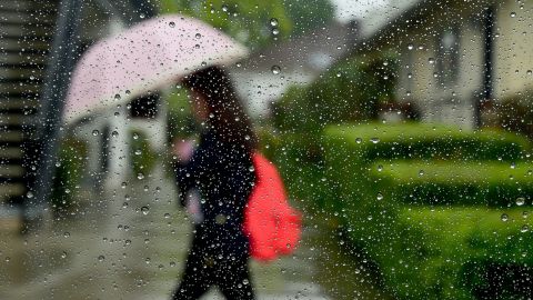 El agua de lluvia cae con partículas microscópicas de plástico.