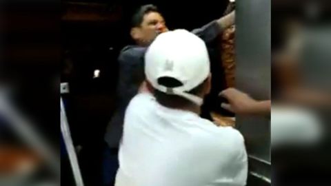 Al hombre le molestaba que los clientes estacionaran sus autos en la calle.