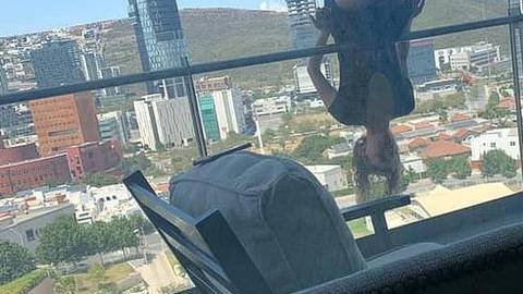 Estudiante mexicana cae por un balcón al hacer yoga.