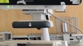 El congresista Adriano Espaillat (der.) acompaña a Natividad Jiménez, quien visita a su hija en el hospital.