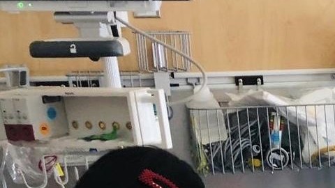 El congresista Adriano Espaillat (der.) acompaña a Natividad Jiménez, quien visita a su hija en el hospital.